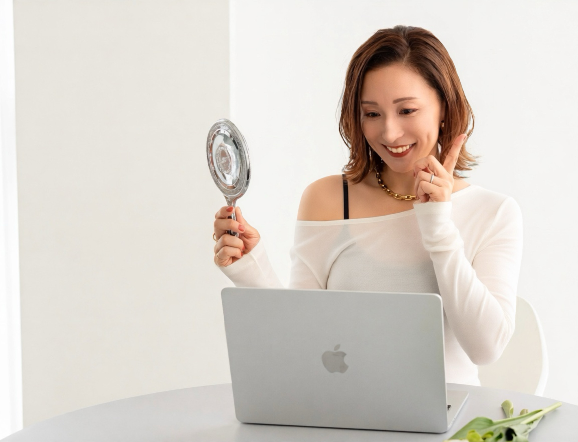 鏡で自分の表情を見つめる宇野理加
